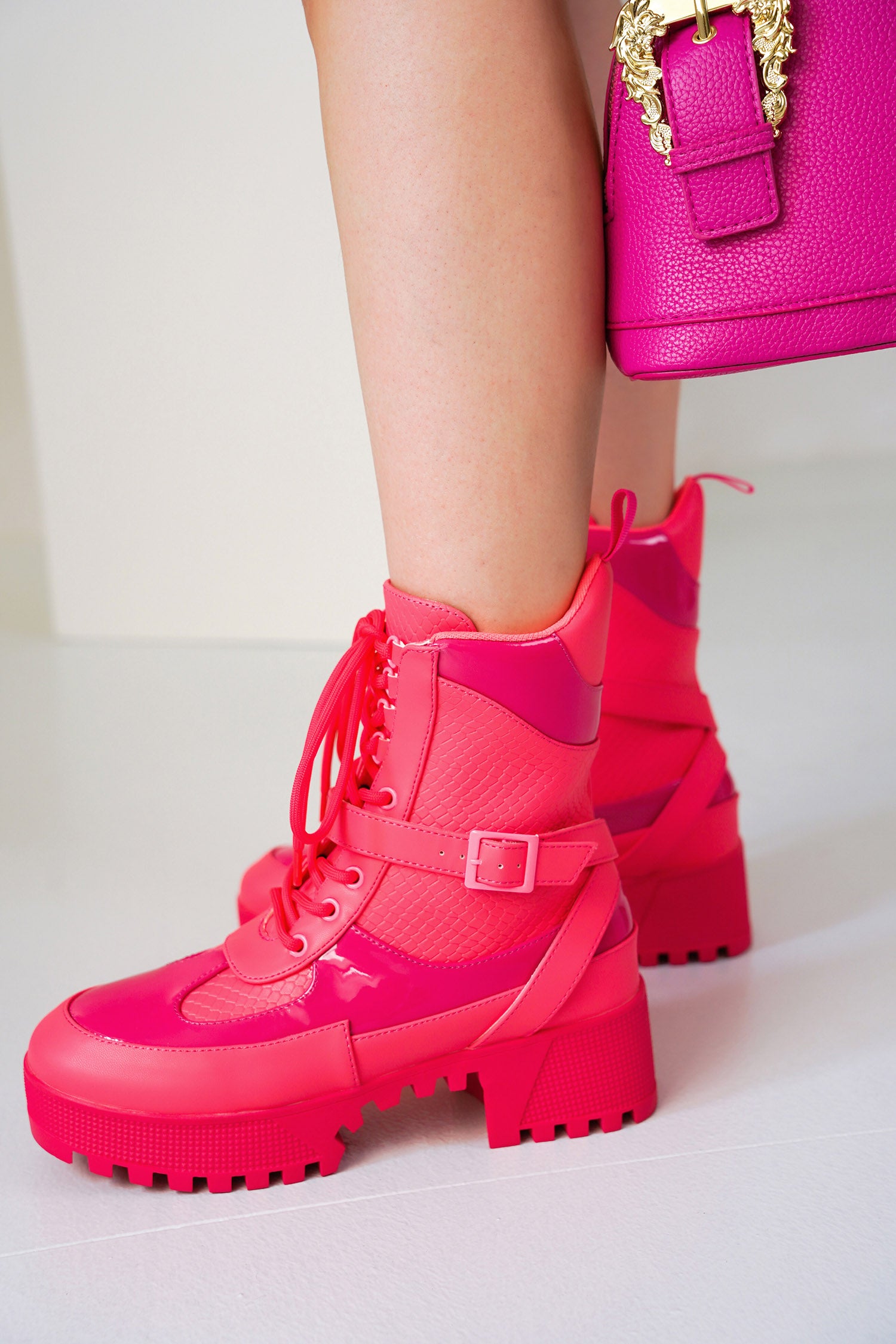 ●Kalani Robb ビーターボード ショッキングピンク Hot Rod Chunky Heel Combat Boots - Platform Lace Up Ankle Boots