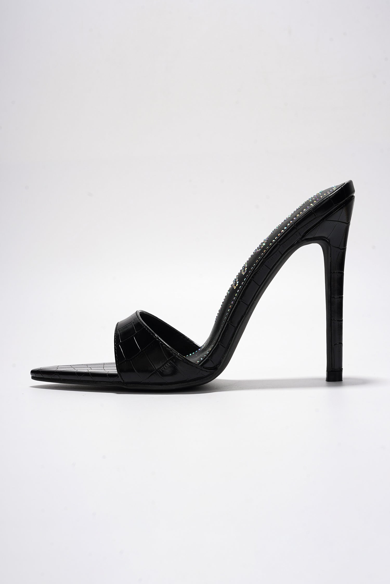 HOLLY - BLACK - Cape Robbin