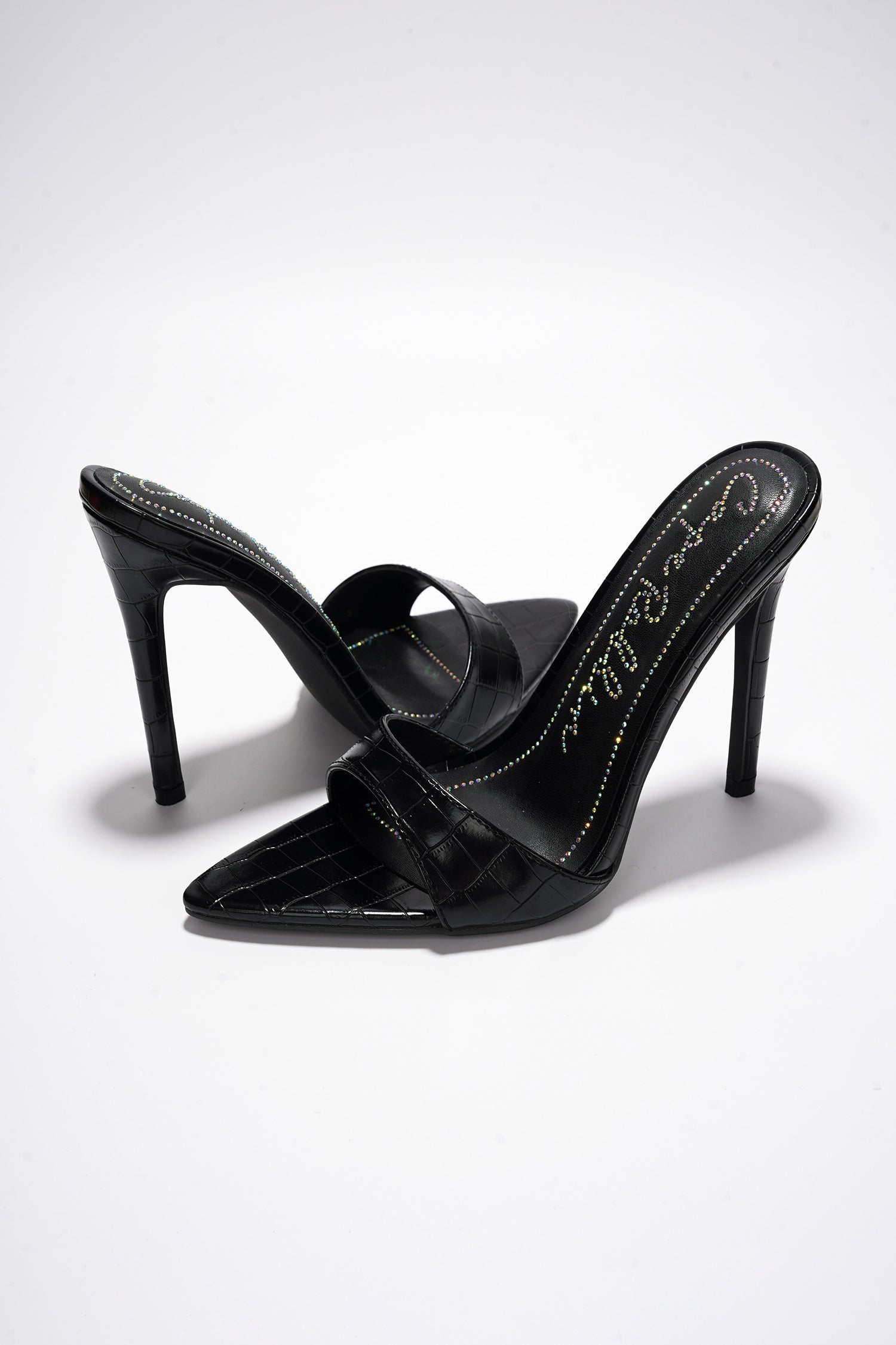 HOLLY - BLACK - Cape Robbin