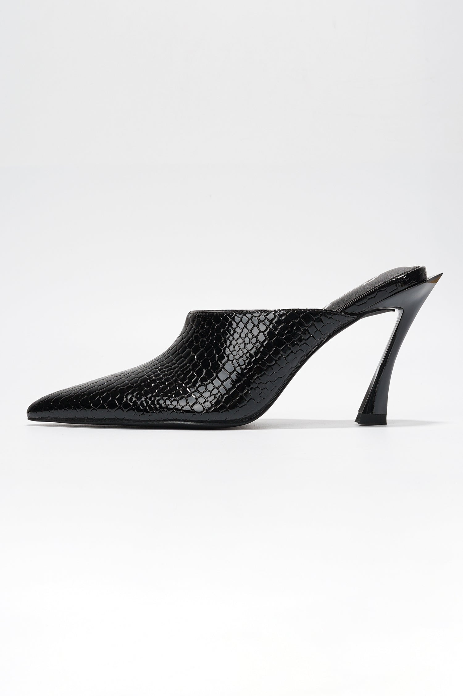 LAMB - BLACK - Cape Robbin