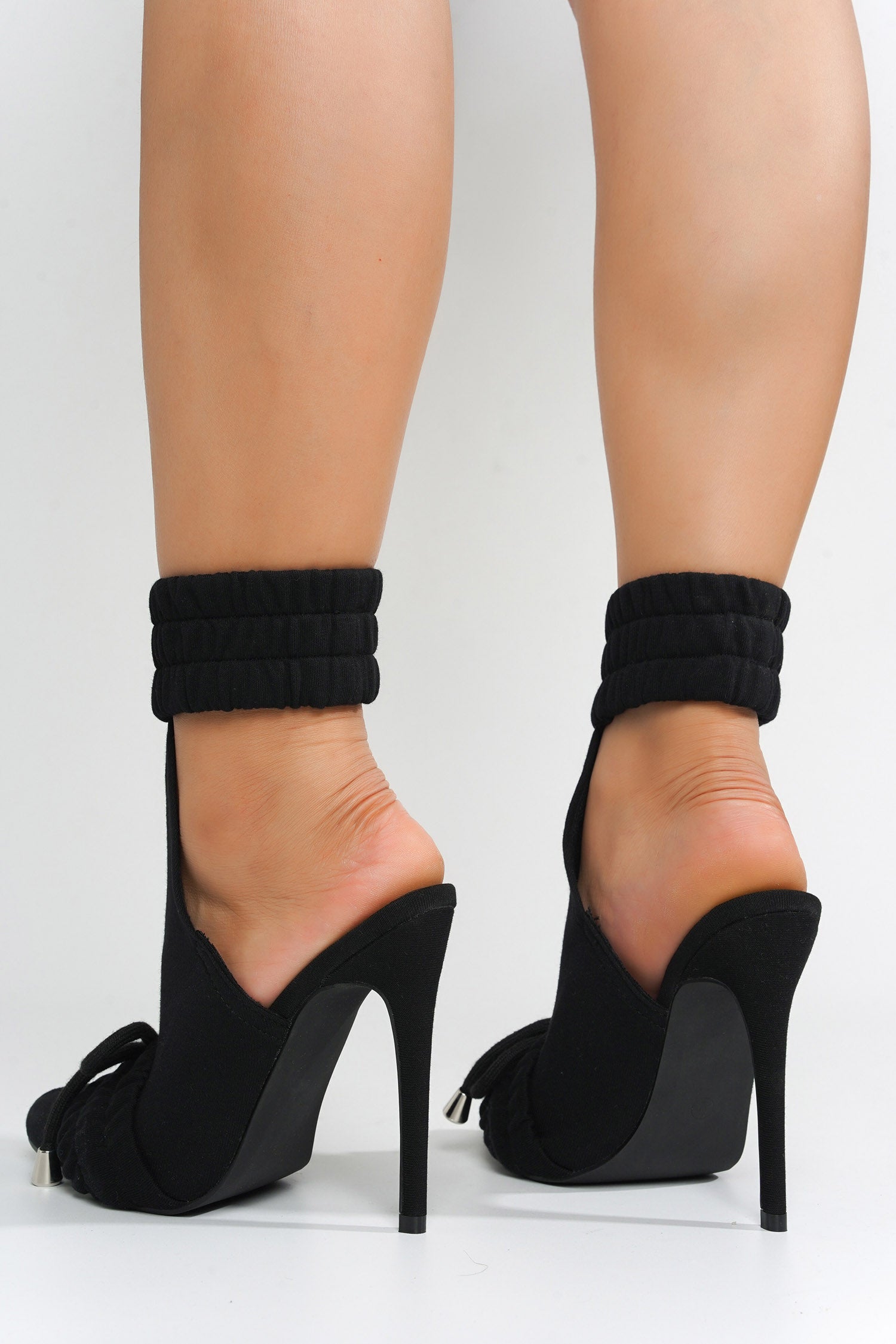 MOLINE - BLACK - Cape Robbin