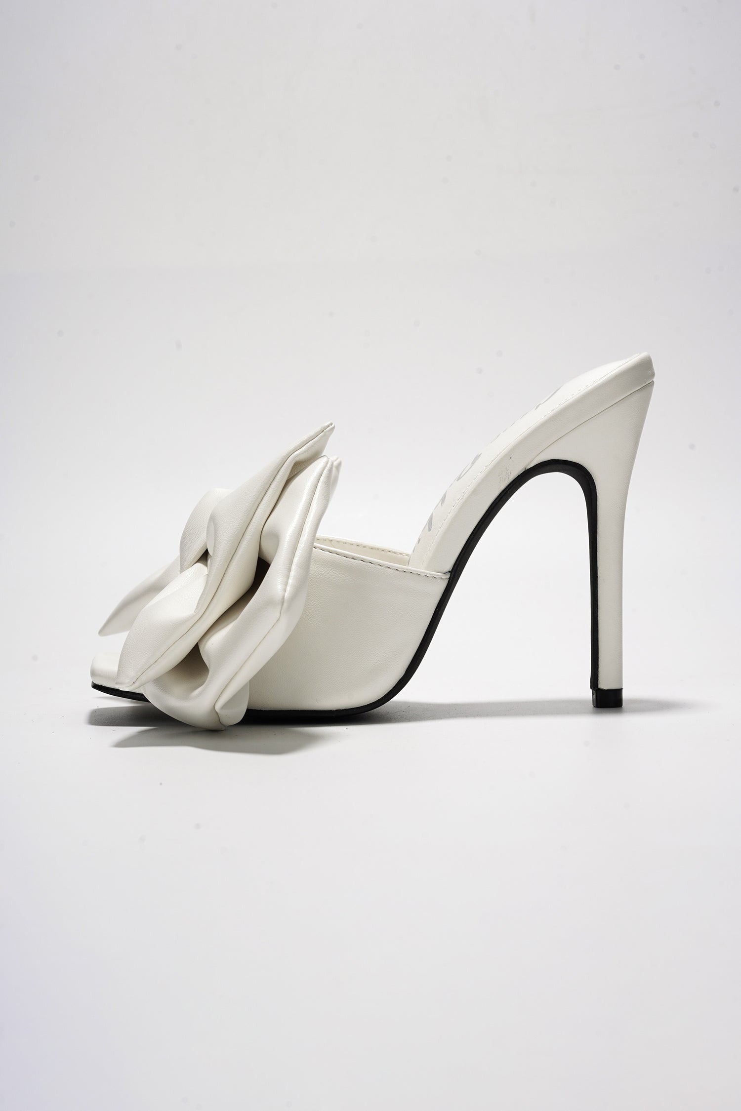 RHIANNA - WHITE - Cape Robbin