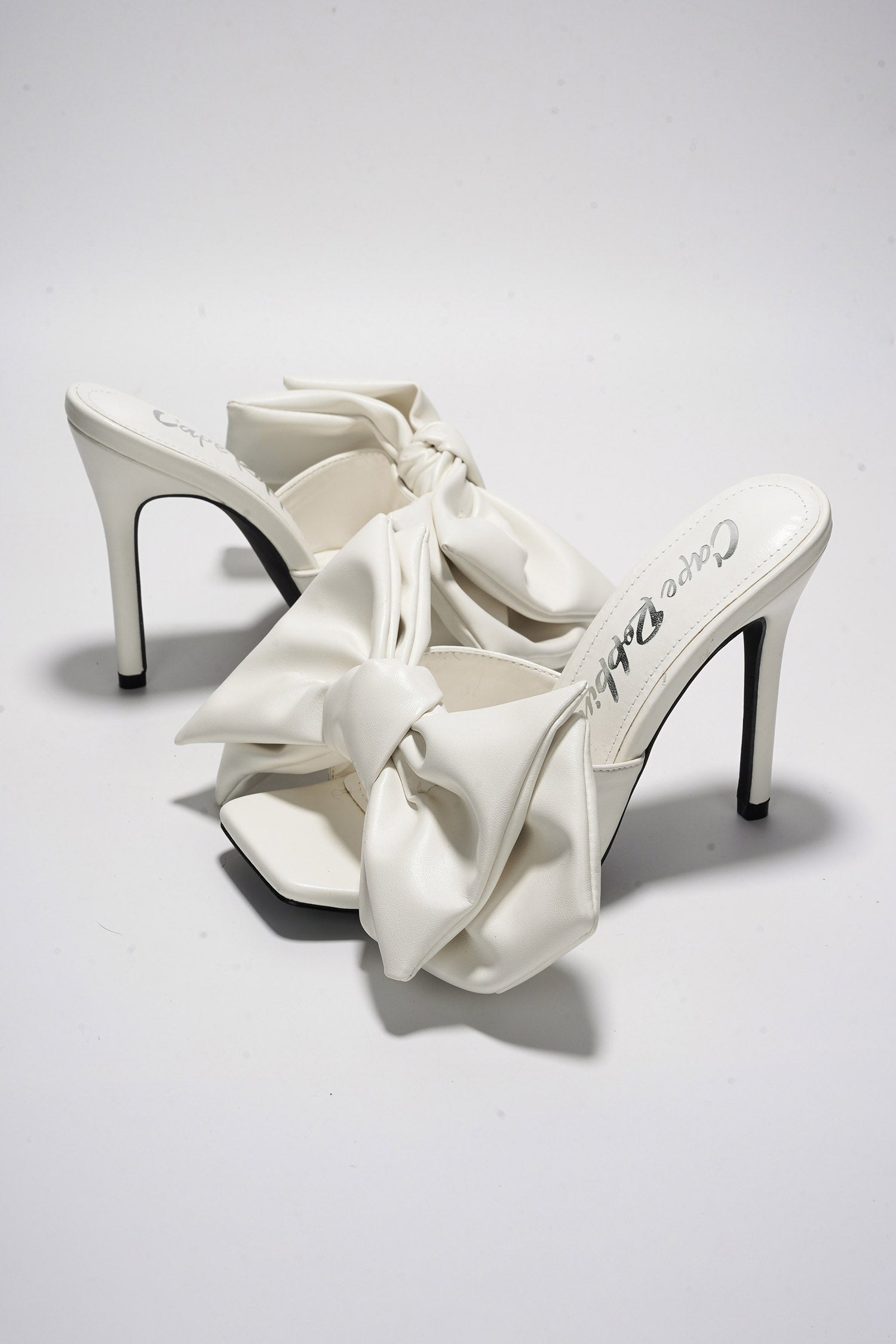 RHIANNA - WHITE - Cape Robbin